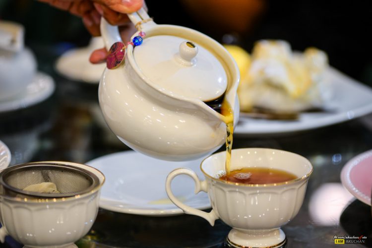 ชาใน SET เลือกเป็น Vieng Joom On Tea ครับ ชื่อร้านเป็นประกัน กลิ่นหอม มว๊าาก ชาร้อนมีบริการ สามารถเติมน้ำได้สองสามรอบครับ เกินนี้จะจืดไปละครับ...