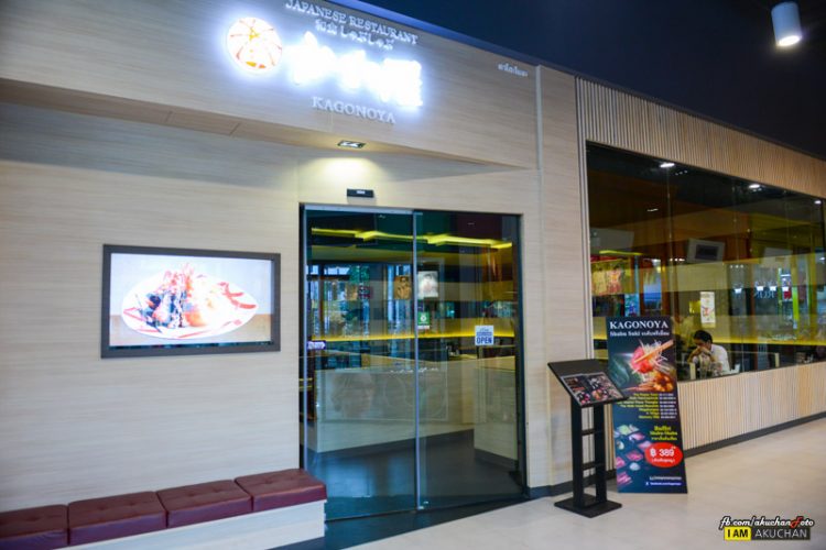 ถ้าเจอ KFC แล้วเดินต่อไปตามทางเดินด้านขวาได้เลยครับ เดินอีกนิดร้านอยู่ทางซ้าย