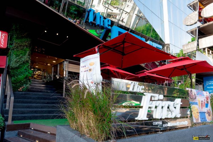 หน้าร้าน The FIRST CAFE(Korean Dessert Cafe) ครับอยู่หน้าตึกเลยครับ