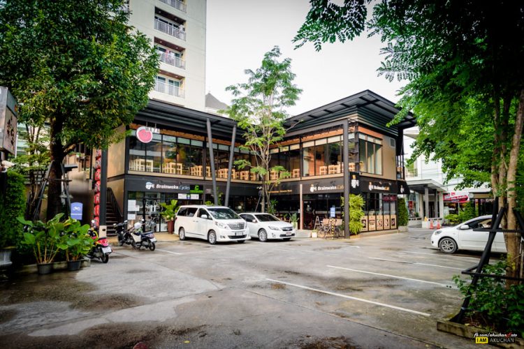 ถ้าเข้าซอยสุขุมวิท 33 มาเลี้ยวซ้าย แล้วเตรียมมองด้านขวาจะพบกับCommunity Mall @27/1 ครับ ที่จอดรถไม่ถึงสิบคันครับผมมาช่วง4โมงยัง ว่างอยู่แต่เย็นกว่านั้นเต็มแน่ๆครับ