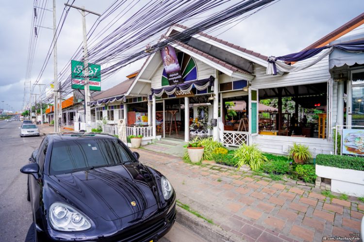 ร้าน"เรือไม้"ตั้งอยู่แถวย่านพัทยาใต้เยื้องๆก่อนถึงMAKROสาขาพัทยาครับ พิกัด12.9019555,100.8880541 และยังเป็นรีสอร์ทชื่อ"เดอะ ธารา"ในพื้นที่เดียวกันด้วยครับ
