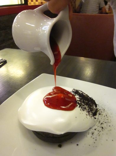 signature ของที่นี่คับ โดนัทชอคโกแลต ราสซอสราสเบอร์รี่ หน้าตาน่ากินเว่อร์