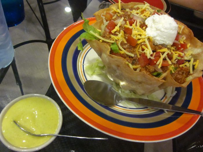 Grand taco salad ขนาดใหญ่มากๆ ราคา 190 ผมว่าคุ้มครับ ทานสองคนยังได้