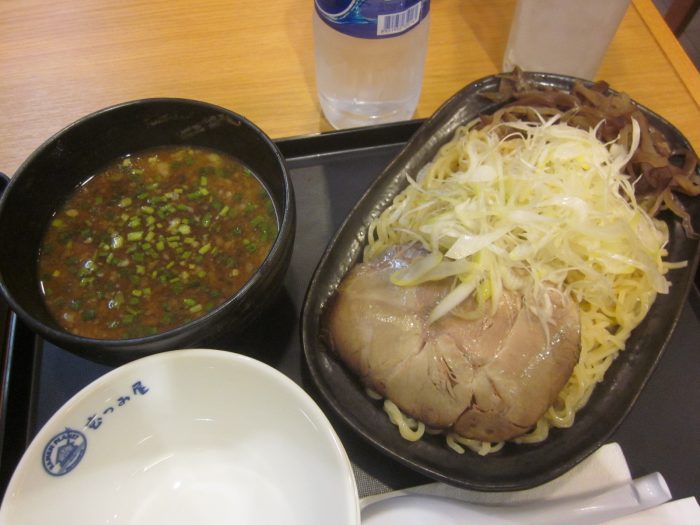 tsukemen หรือราเม็งแยกเส้นคับ ผมว่าน้ำเข้มข้น อร่อยดี (แต่ถ้าคนไม่กินเค็มมาก อาจจะไม่ชอบก็ได้)