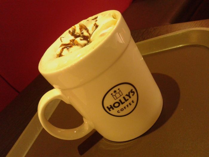 Hot White Chocolate 100บาท รสชาติโอเค ราคาสูงไปเล็กน้อยสำหรับเครื่องดื่มร้อน